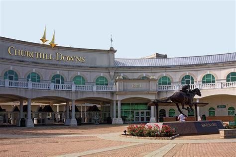 what time do gates open at churchill downs